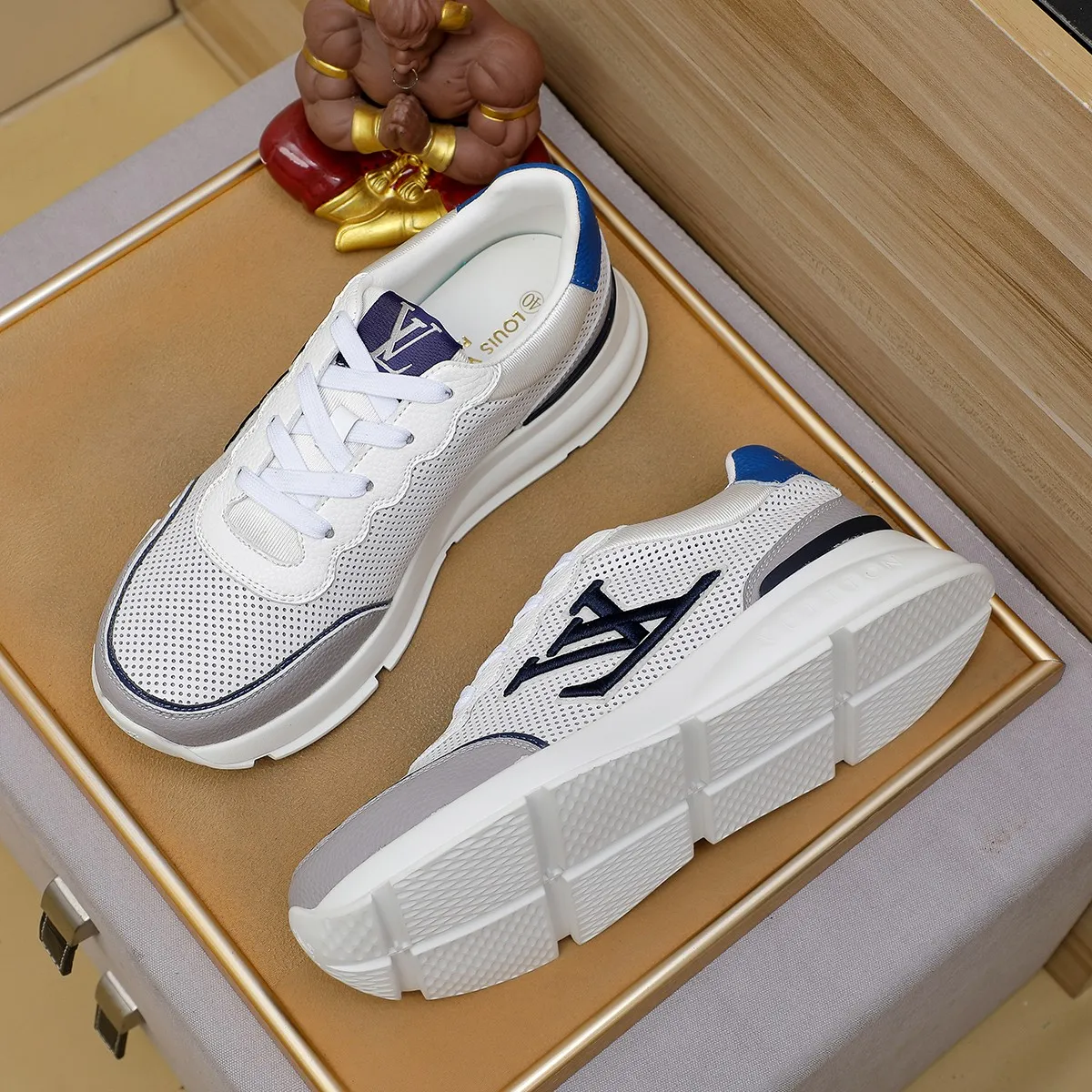 Ex-factory price: 440¥🌹🌹[LV Louis Vuitton] new low-top casual men's shoes. A must-have for fashionable men, new products are released in Hong Kong counters [strong], big-name style, European and American masters strongly create unique styles, comfortable on the feet, super soft outsole, super wear-resistant. Gives people a strong visual impact. Material: imported first-layer cowhide leather upper ➕rubber non-slip outsole, rubber graphics matching, 38 to 44